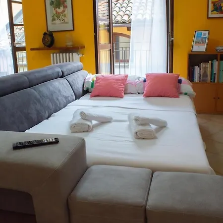 Apartment Casa Gialla Panorama In Centro Storico Dogliani
